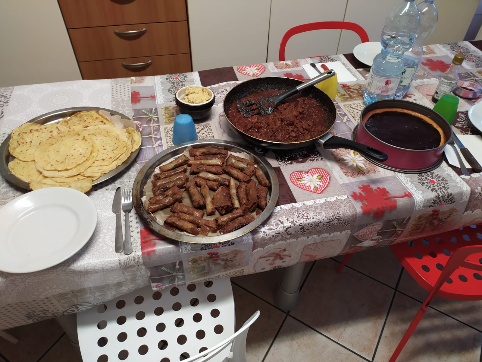 Cena etnica: involtini primavera, zighinì, cheescake, hummus di ceci e fregnacce